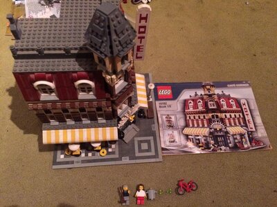 Alle Details zum LEGO-Set Eckcafé und ähnlichen Sets
