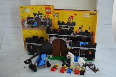 Alle Details zum LEGO-Set Festung der schwarzen Ritter und ähnlichen Sets